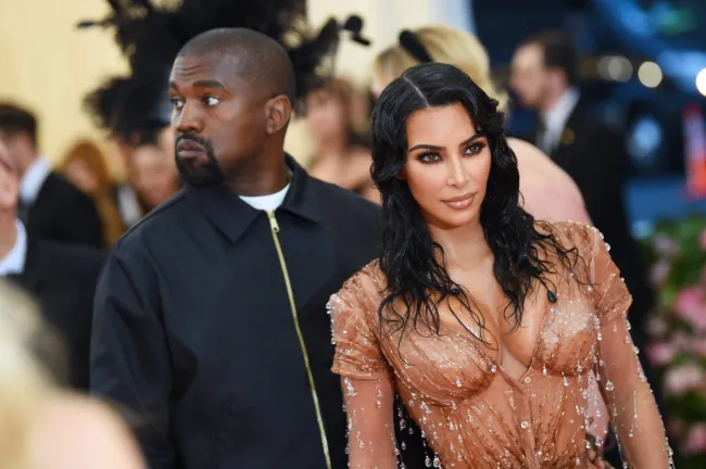 Kim Kardashian West y Kanye West asisten a la Met Gala 2019.