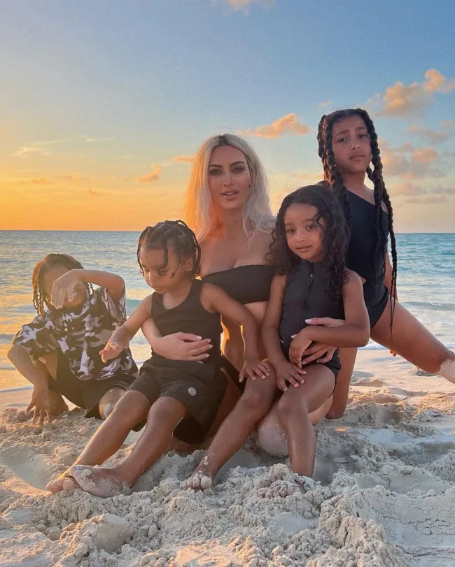 Kim Kardashian en la playa con sus hijos.