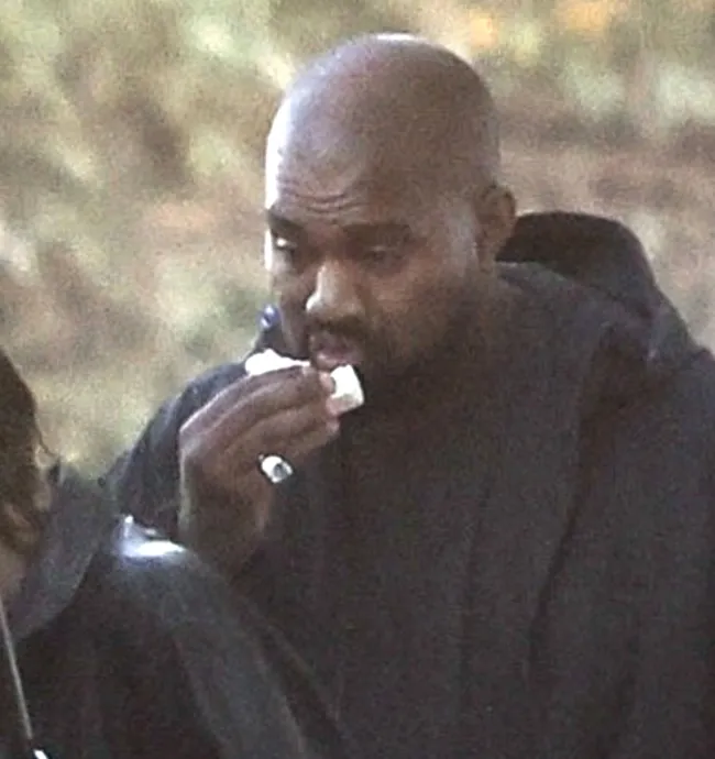 Kanye West comiendo.