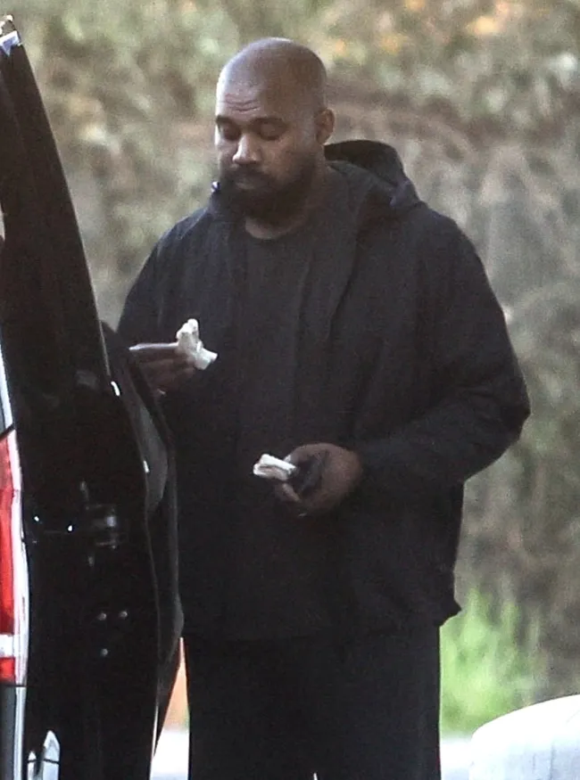 Kanye West comiendo un sándwich.