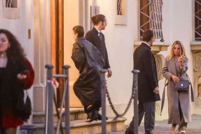 Bianca Censori entrando a un restaurante en Italia.