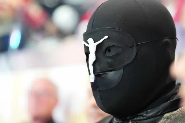 Kanye West con una máscara de Jesús en el Super Bowl 2024