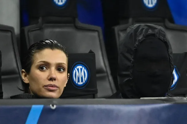 Kanye West con mascarilla junto a Bianca Censori en un partido de fútbol