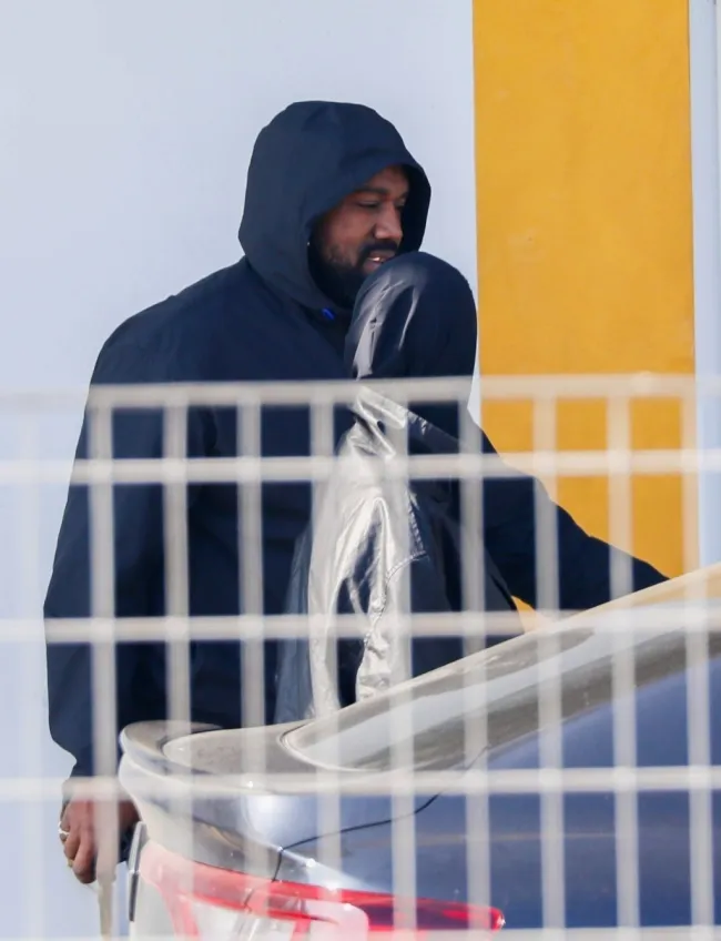 Kanye West y Bianca Censori mirándose en Florencia