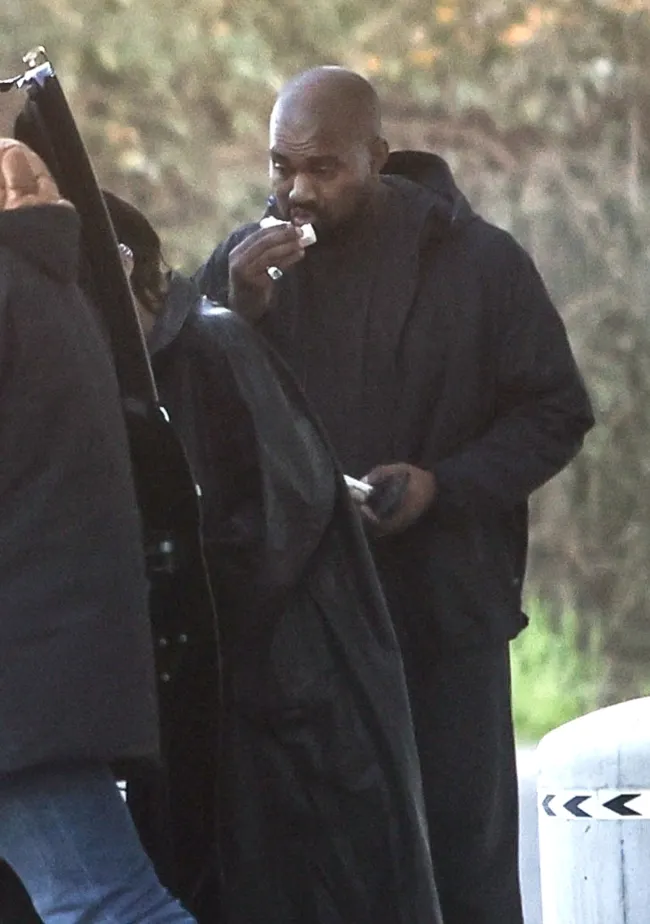 Kanye West comiendo un bocadillo