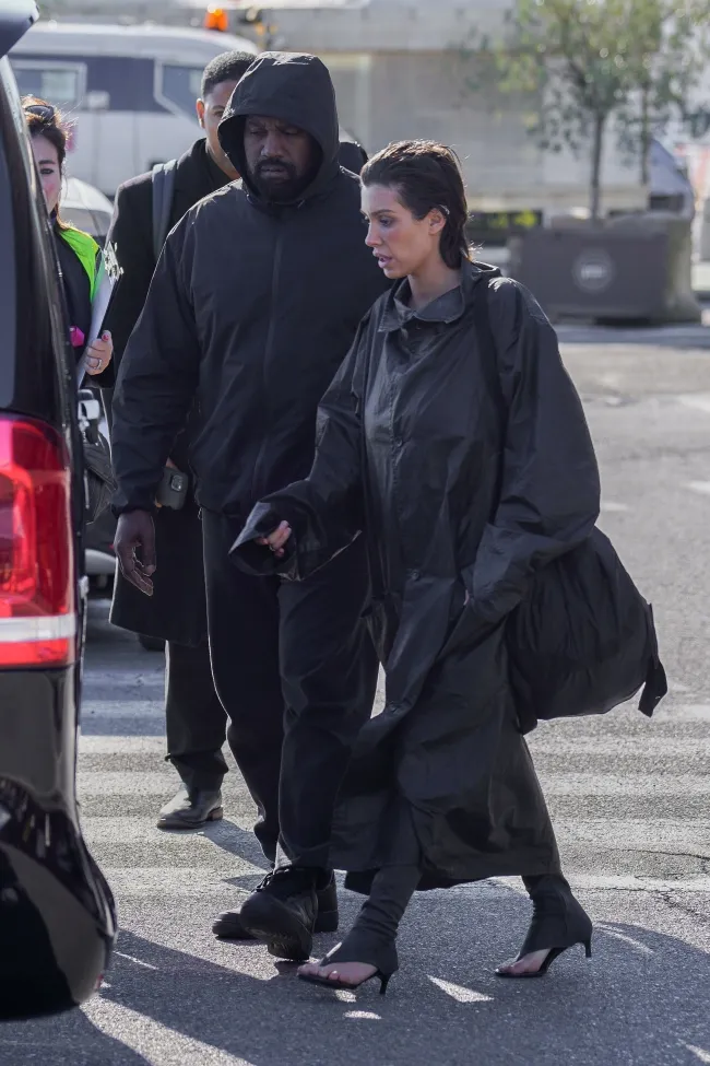 Kanye West y Bianca Censori caminando