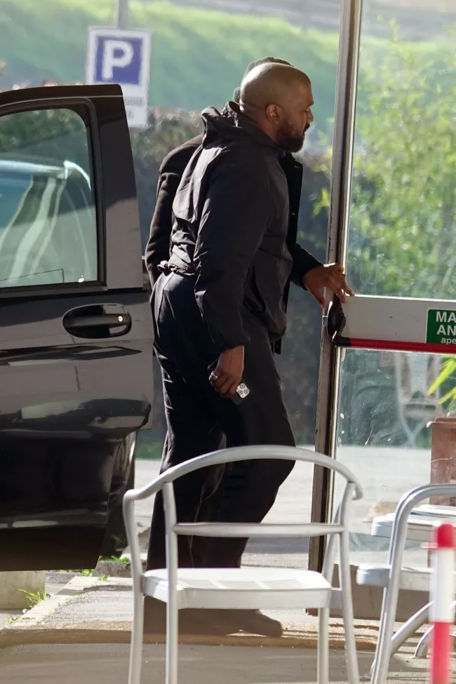 Kanye West saliendo de un auto