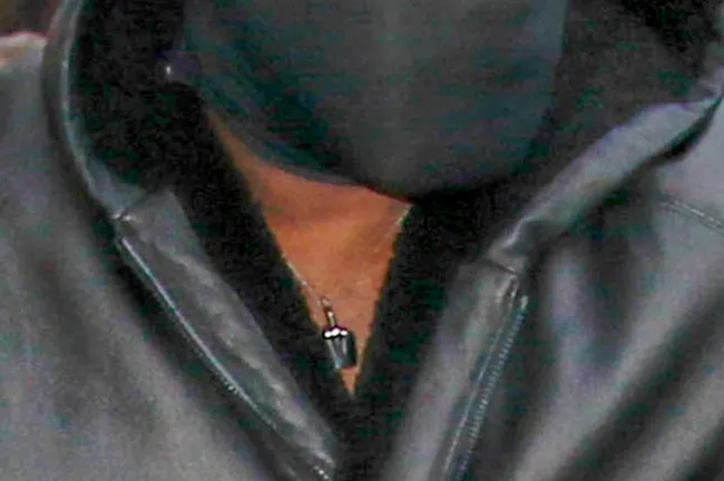 Kanye west con collar en el dedo medio