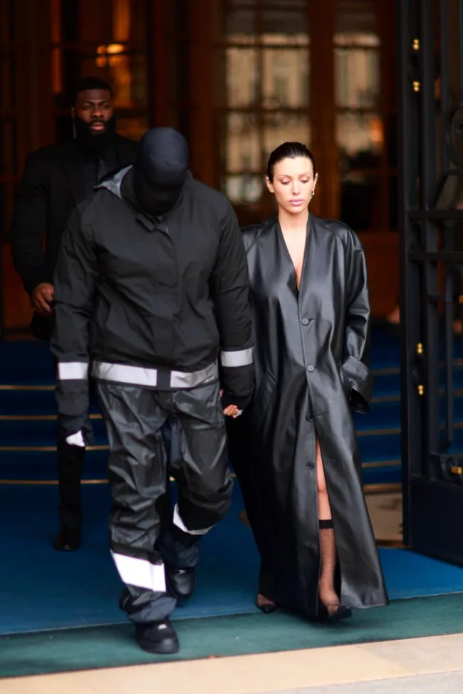 Kanye West y Bianca Censori lucen outfits completamente negros en París
