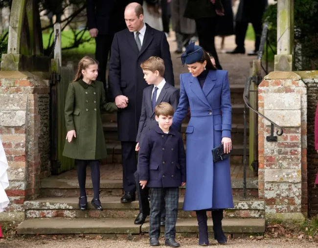 La princesa Kate y el príncipe William con sus tres hijos