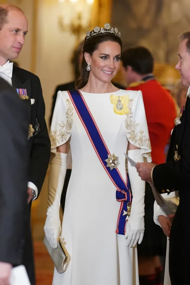 Kate Middleton con vestimenta real y una tiara.