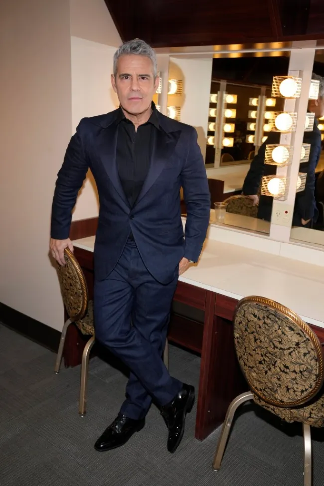 Andy Cohen posando frente a un espejo de tocador.