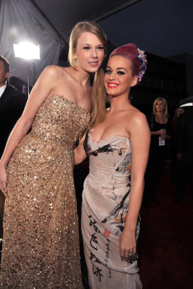Katy Perry y Taylor Swift en un evento.