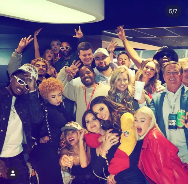 Foto grupal en la suite del Super Bowl de Taylor Swift, Lana del Rey, Keleigh Teller, Ice Spice y más personas.