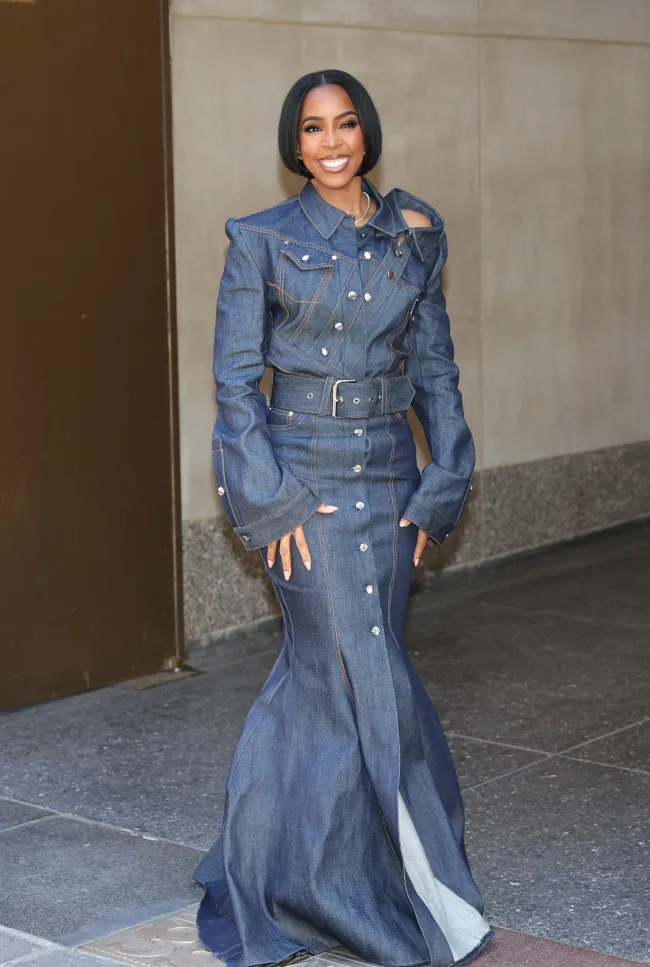 Kelly Rowland con un vestido vaquero.