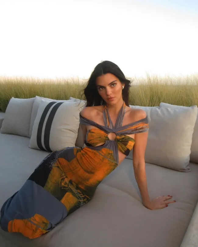 Kendall Jenner sentada.