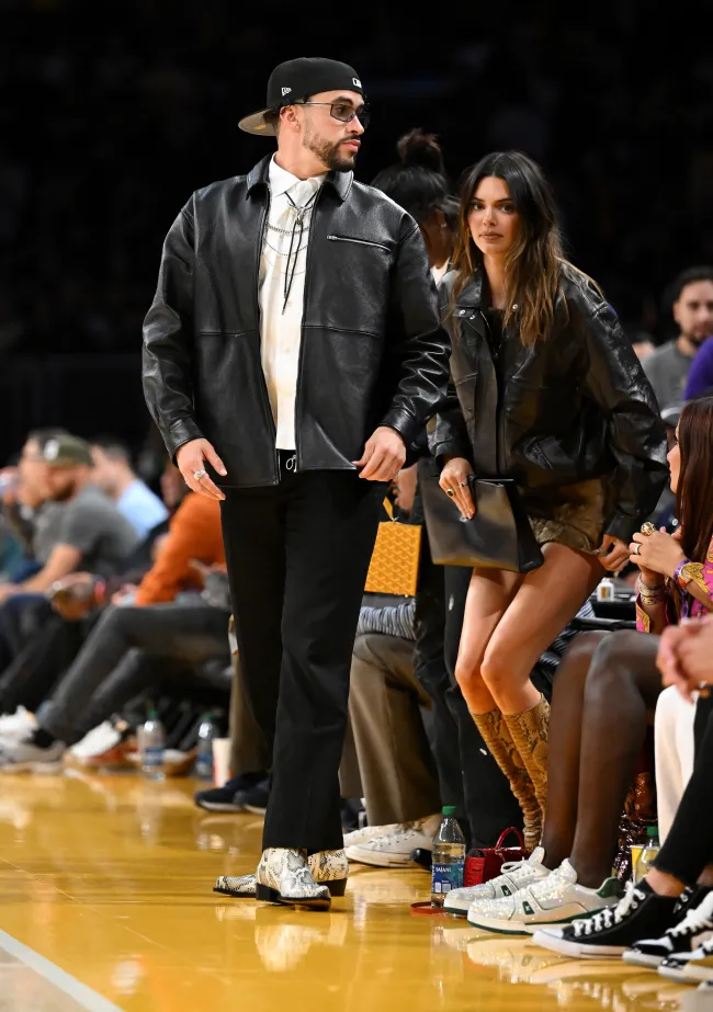 Kendall Jenner y Bad Bunny en un partido de playoffs de la NBA en 2023.
