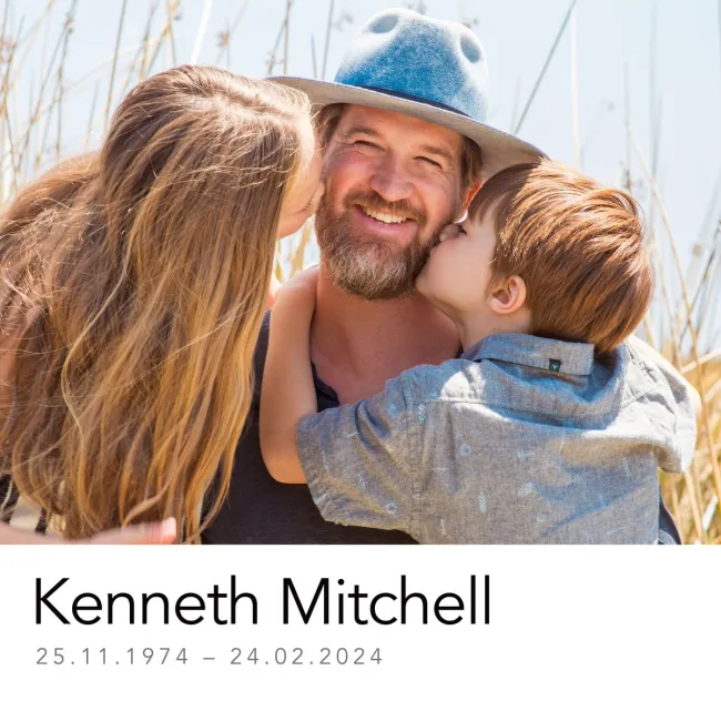 Kenneth Mitchell con sus dos hijos