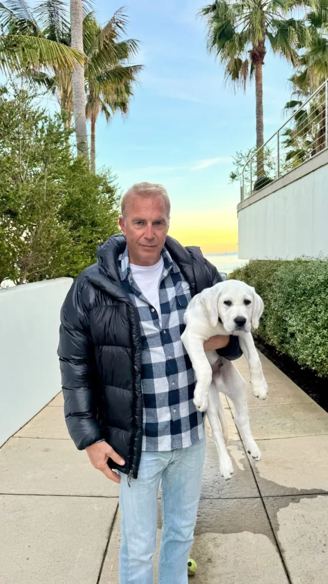Kevin Costner con un perro