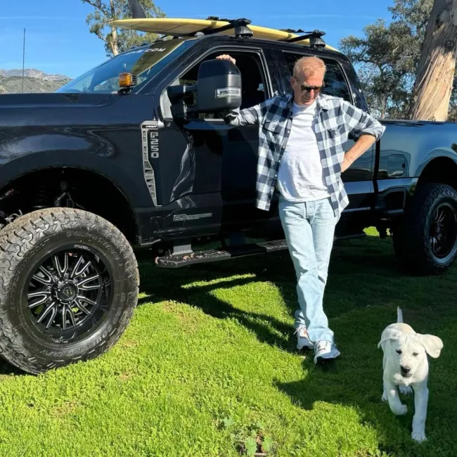 Kevin Costner y su nuevo cachorro