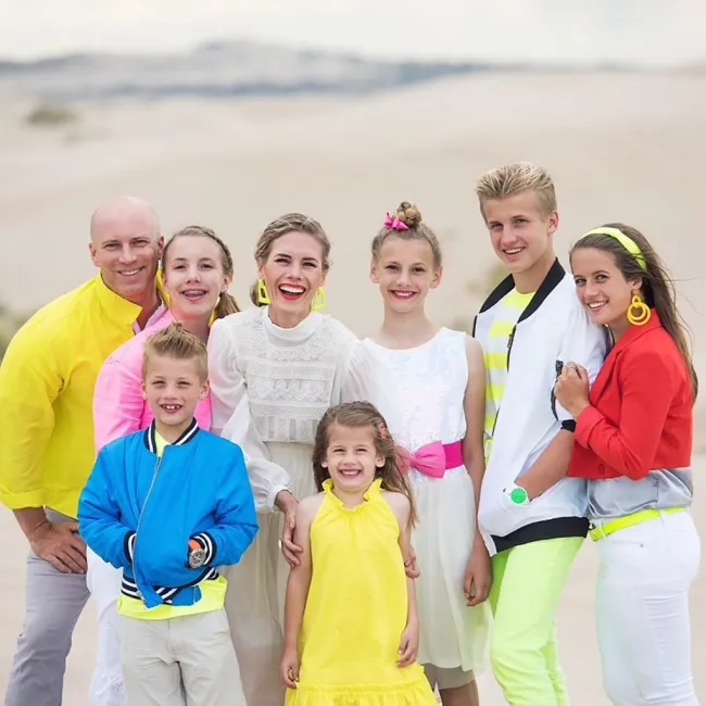 Ruby y Kevin Franke en la playa con sus seis hijos.