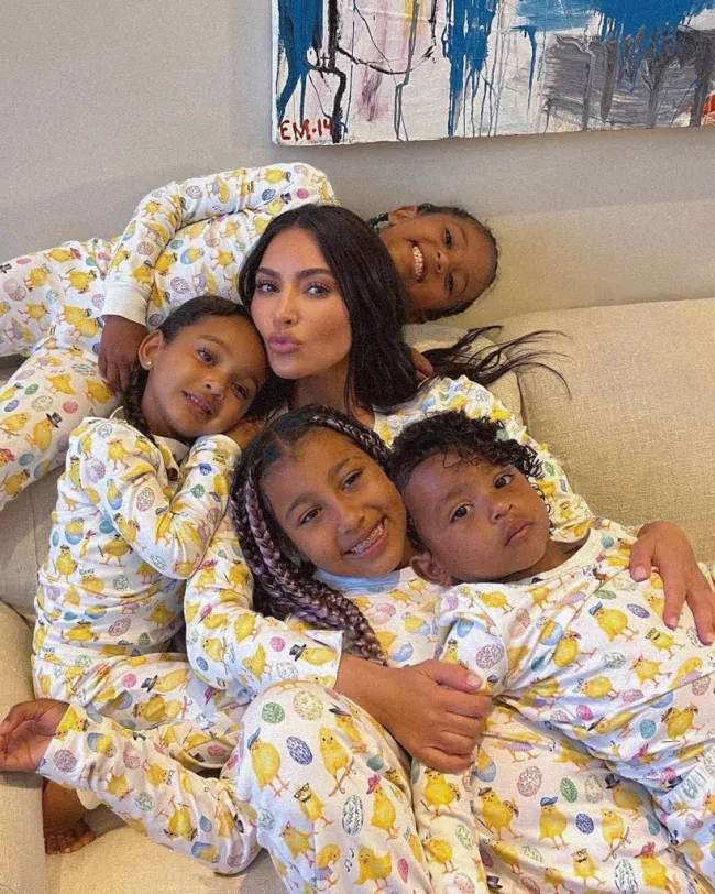 Kim Kardashian con sus hijos.