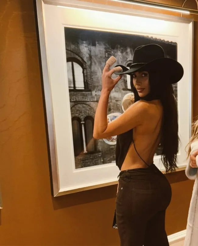 Kim Kardashian con sombrero de vaquera
