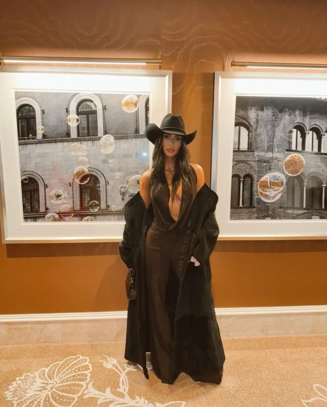 Kim Kardashian con sombrero de vaquera