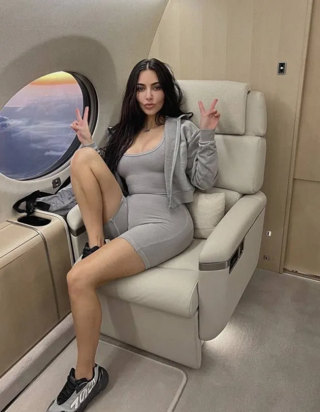 Kim Kardashian posando en un jet privado