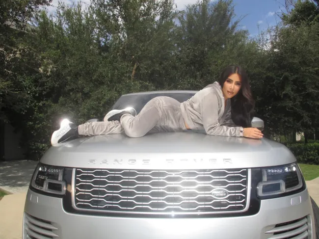 Kim Kardashian posando en un Range Rover