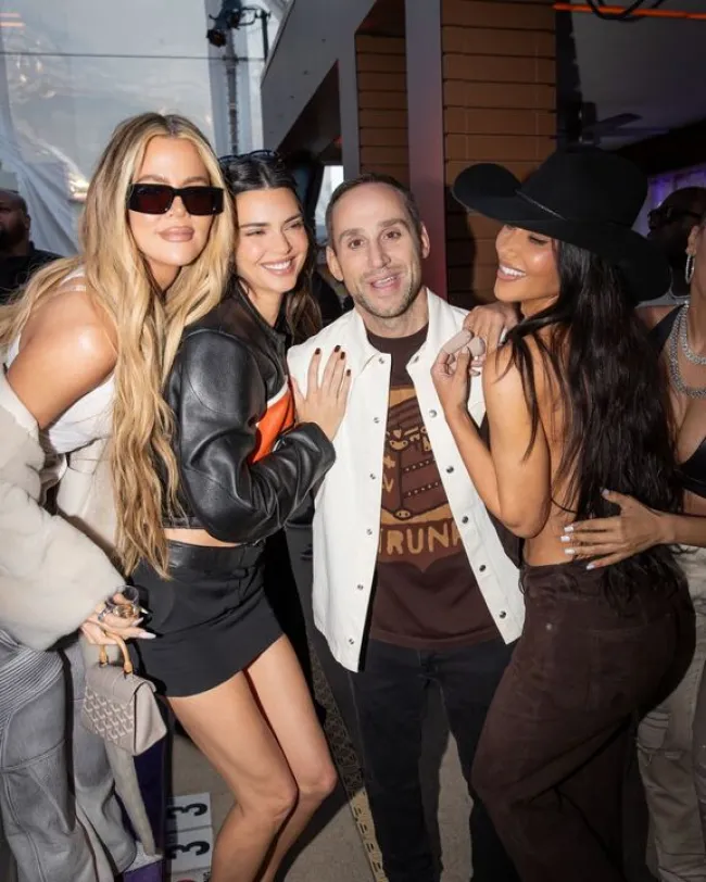 Una foto de Khloe Kardashian, Kendall Jenner y Michael Rubin en la fiesta de Fanatics