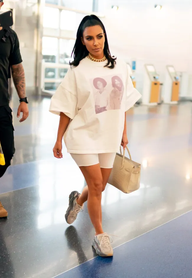 Kim Kardashian en el aeropuerto.