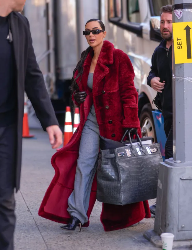 Kim Kardashian con un enorme bolso Birkin.
