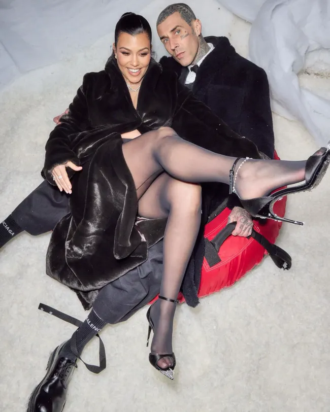 Kourtney Kardashian y Travis Barker sentados juntos