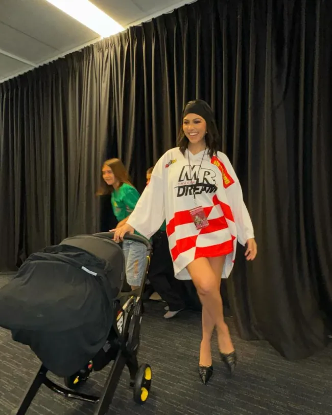 Kourtney Kardashian con un jersey oversize