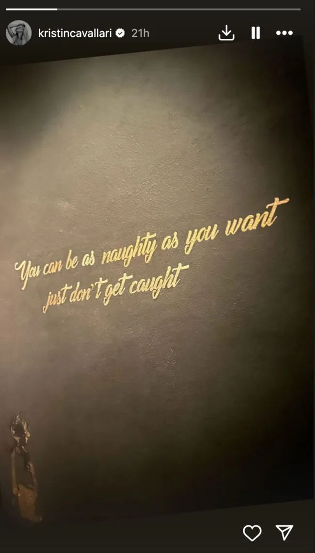 una pared con un mensaje que dice 