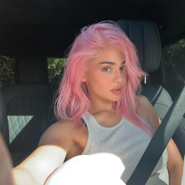 Kylie Jenner selfie con cabello rosado