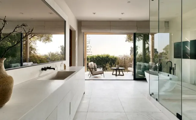 El baño principal de Kylie Jenner y Travis Scott en Beverly Hills.