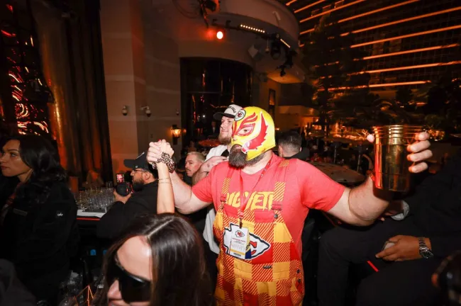 Jason Kelce con los brazos extendidos y con una máscara de luchador.