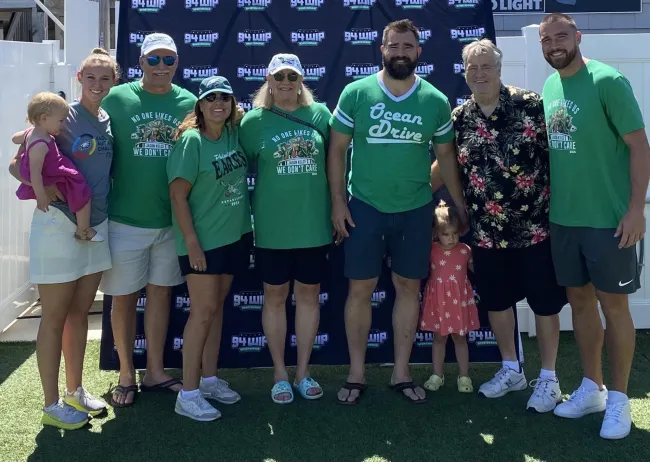 Jason Kelce y su familia con camisetas verdes a juego.