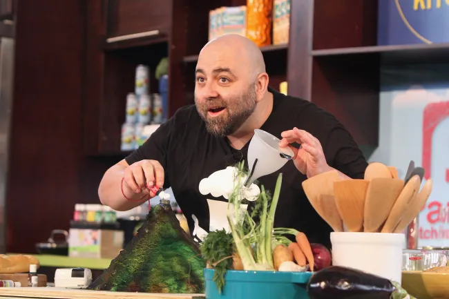 Duff Goldman trabajando la masa en un bol