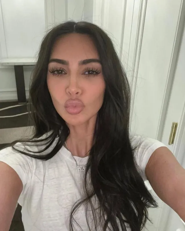 selfie de kim kardashian dando un beso en la cara