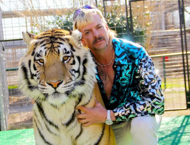 Joe exótico posando con un tigre.