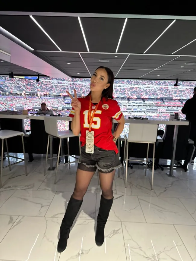 La estrella porno Melissa Stratton haciendo el signo de la paz en el Super Bowl
