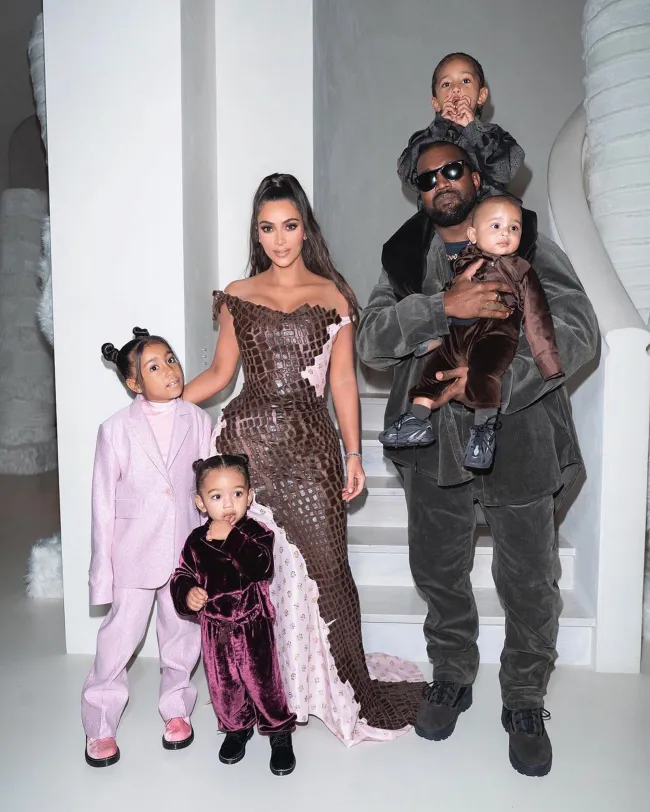 Kanye West, Kim Kardashian y sus hijos.