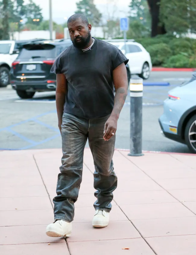 Kanye West caminando en Los Ángeles.