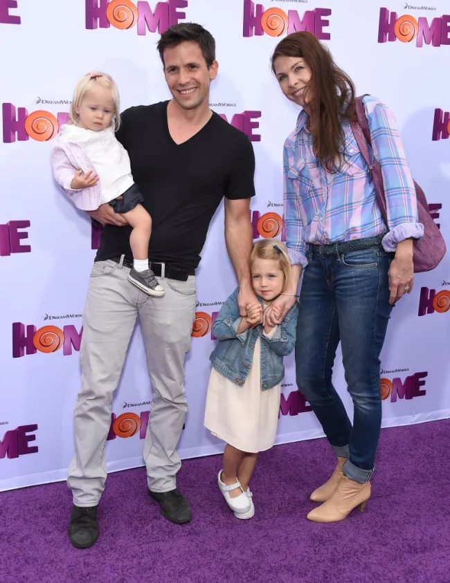 El actor Christian Oliver, sus dos hijas pequeñas y su exmujer en una alfombra roja
