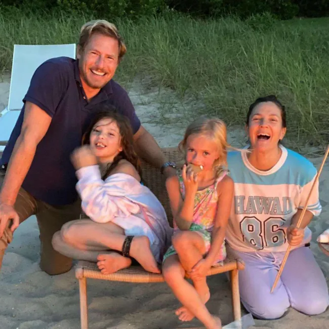 Drew Barrymore con sus hijas y Will Kopelman