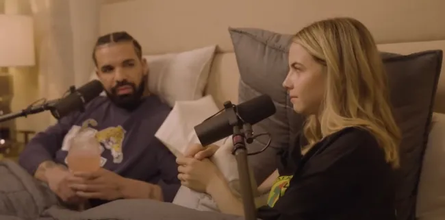 Drake y Bobbi Althoff en una cama hablando por micrófonos