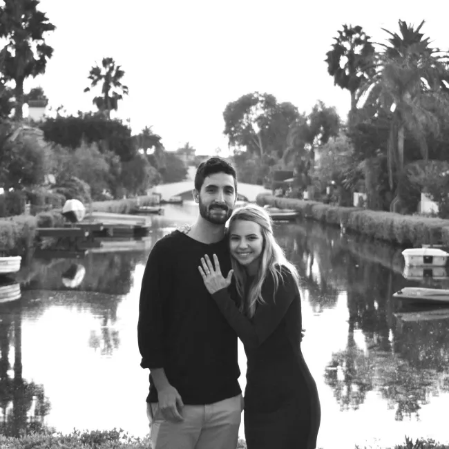 Una fotografía en blanco y negro de Bobbi y Cory Althoff.